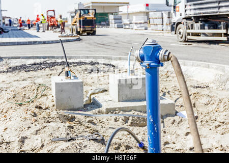 Wasserschlauch neu platzierte Hydranten auf Baustelle verbunden ist. Stockfoto
