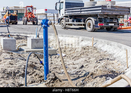 Wasserschlauch neu platzierte Hydranten auf Baustelle verbunden ist. Stockfoto