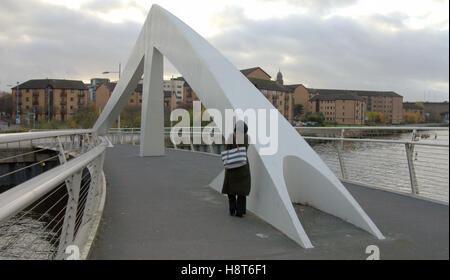 Wellenlinie Brücke Fluss Clyde Glasgow hijab Mädchen auf Mobile Tradeston Brücke zu Burka Stockfoto