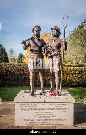 Women's Land Army Service Gedenkstatue im National Memorial Arboretum, Staffordshire, Stockfoto