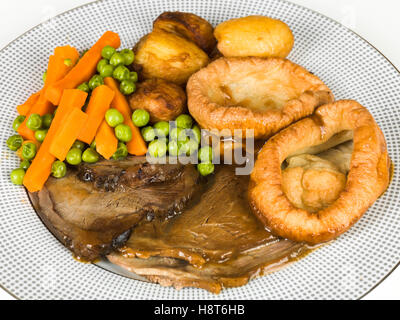 Traditionelle authentischen englischen Roastbeef Sonntag Mittag mit Yorkshire Pudding Gemüse und Soße serviert auf einem Teller mit Keine Personen Stockfoto