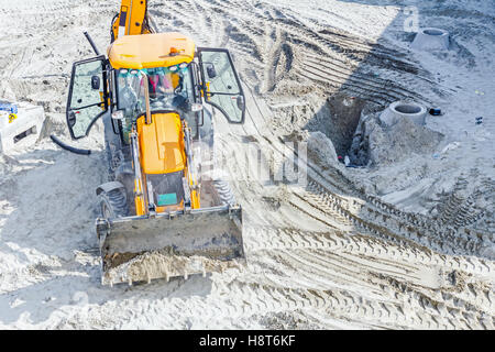 Über Ansicht auf Bagger bewegt Boden auf Baustelle. Stockfoto
