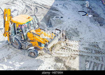 Über Ansicht auf Bagger bewegt Boden auf Baustelle. Stockfoto