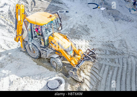 Über Ansicht auf Bagger bewegt Boden auf Baustelle. Stockfoto