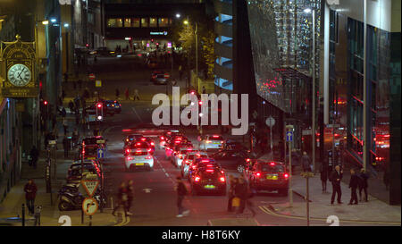 Schwere Nacht Verkehr Glasgow City Centre Hauptverkehrszeit Büroangestellte Stockfoto