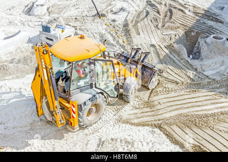 Über Ansicht auf Bagger bewegt Boden auf Baustelle. Stockfoto