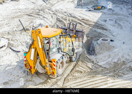 Über Ansicht auf Bagger bewegt Boden auf Baustelle. Stockfoto