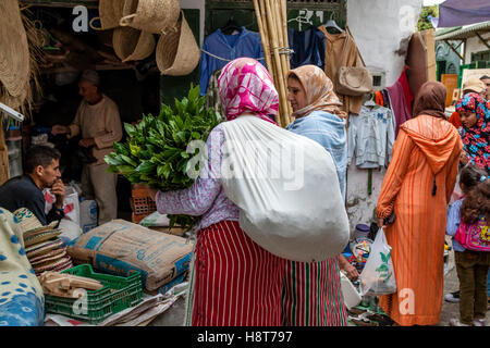 Berberfrauen einkaufen In der Medina, Tetouan, Marokko Stockfoto