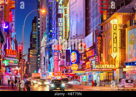 Verkehr bewegt sich unter die Leuchtreklamen der 42nd Street in New York City. Stockfoto