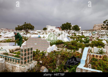 Ein Mann eher ein Grab auf dem muslimischen Friedhof, Tetouan, Marokko Stockfoto