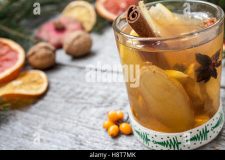 Weihnachten-Komposition. Fichte Zweige, Zuckerstange, Erwärmung Tee mit Ingwer und Zitrone, getrockneten Orangen, Grapefruit, Zimt, Stockfoto