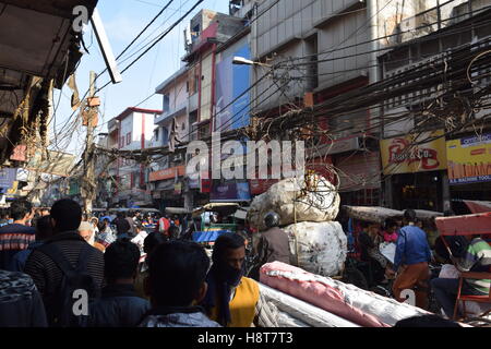 Inder in der geschäftigen und belebten Gegend von chandni Chowk im alten Teil von Delhi, Indien Stockfoto