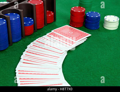 Poker Tisch mit Spielkarten und Stapel von Poker Poker chips Model Release: Nein Property Release: Nein. Stockfoto