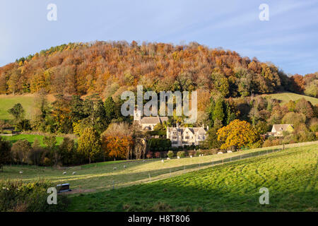 Herbst in den Cotswolds - Owlpen Manor und die Kirche des Heiligen Kreuzes, Owlpen, Gloucestershire UK Stockfoto