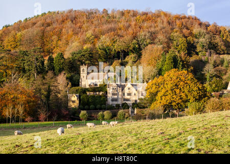 Herbst in den Cotswolds - Owlpen Manor und die Kirche des Heiligen Kreuzes, Owlpen, Gloucestershire UK Stockfoto