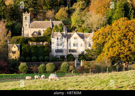 Herbst in den Cotswolds - Owlpen Manor und die Kirche des Heiligen Kreuzes, Owlpen, Gloucestershire UK Stockfoto