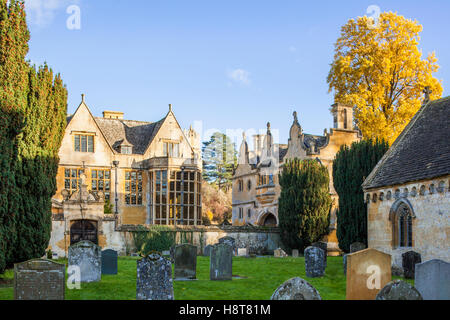 Herbst in den Cotswolds - Stanway House und Torhaus aus dem Kirchhof, Stanway, Gloucestershire UK Stockfoto