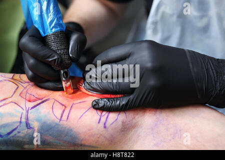 Tatoo auf der Schulter. Große Farb-Tattoo. Tattoo-Künstler Stockfoto