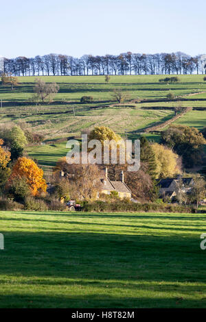 Herbst in den Cotswolds - The Cotswolds Dorf von Holz Stanway, Gloucestershire UK Stockfoto