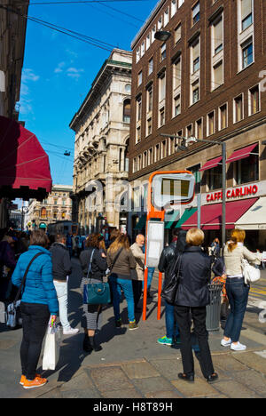 Menschen warten auf Straßenbahn, Via Giuseppe Mazzini, Mailand, Lombardei, Italien Stockfoto