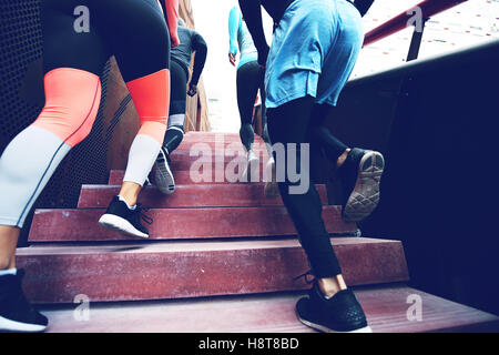 Rückansicht der unkenntlich Sportler, die Treppe hinauf laufen. Stockfoto