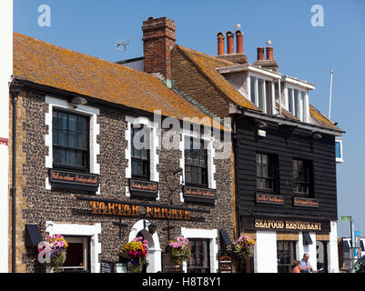 Blick auf die "Zahnstein Fregatte" ein historisches, 18. Jahrhundert Feuerstein Seafood Restaurant am Meer in Broadstairs, Kent. Stockfoto