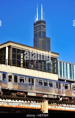 Der Willis Tower (vormals Sears Tower) hoch über dem südlichen Downtown-Bezirk, von Chicago als CTA rapid transit Train brüllt durch. Chicago, Illinois, USA. Stockfoto