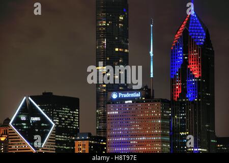 Nach Einbruch der Dunkelheit die Lichter angingen in einem Segment der Skyline von Chicago diese Lichter Unterstützung für die Chicago Cubs wider. Chicago, Illinois, USA. Stockfoto