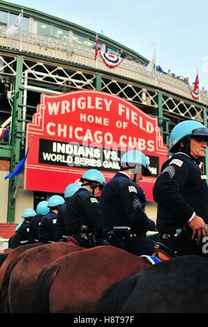 Vor dem Spiel 3 der World Series 2016, eine Gruppe von berittenen Polizei Offiziere erstellen Sie eine Zeile außerhalb Wrigley Field in Chicago, Illinois, USA. Stockfoto