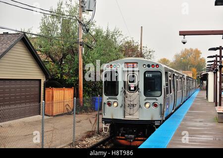 Chicago, Illinois, USA. Ein CTA Brown Line Schnellzug, der in Chicagos Francisco Avenue Station auf der nordwestlichen Seite der Stadt einfährt. Stockfoto