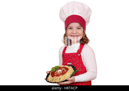 glückliches kleine Mädchen mit leckeren Spaghetti Kochen Stockfoto