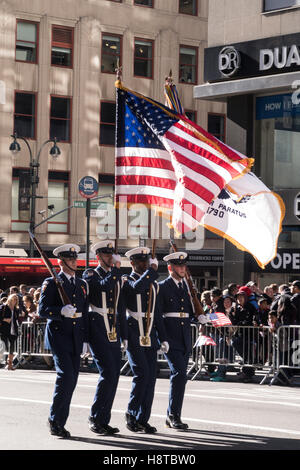 Veterans Day Parade auf der Fifth Avenue, New York, USA Stockfoto