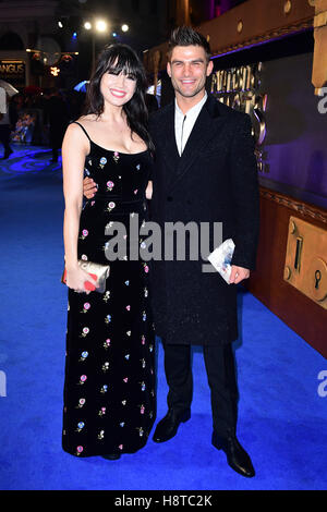 Daisy Lowe und Aljaz Skorjanec Besucher die Phantastische Tierwesen &amp; wo sie Europa-Premiere am Leicester Square in London zu finden. Stockfoto