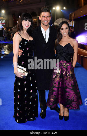 Daisy Lowe, (L - R) Aljaz Skorjanec und Janette Manrara Besucher die Phantastische Tierwesen &amp; wo sie Europa-Premiere am Leicester Square in London zu finden. Stockfoto