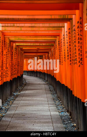 Gehweg im Fushimi Inari-Schrein in Kyoto, Japan Stockfoto