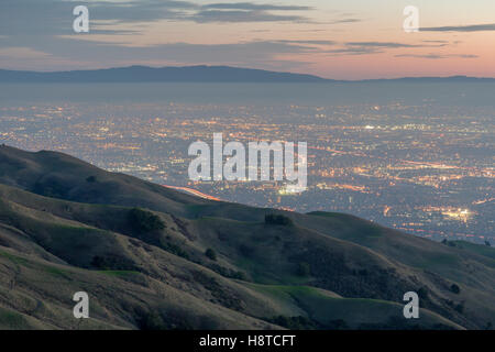 Silicon Valley und Rolling Hills in der Abenddämmerung. Mission Peak Regional bewahren, Fremont, Kalifornien, USA. Stockfoto