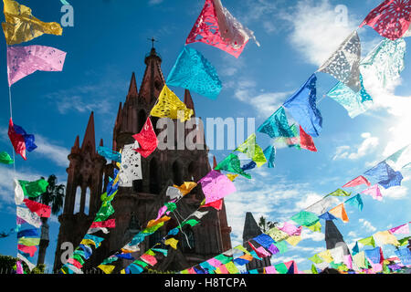 Farbenfrohe Papel-Picado-Fahnen über dem plaza mit der Kathedrale im Hintergrund während der Feierlichkeiten zum Tag der Toten in San Miguel de Allende, Mexiko. Stockfoto