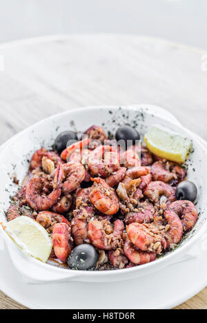 frische Garnelen in Knoblauch-Olivenöl-Meeresfrüchte, die portugiesische Tapas snack gebraten Stockfoto