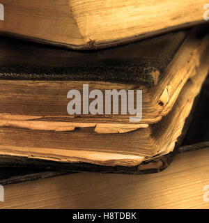 Alten Alter Grunge Vintage Bücher Sepia Closeup, große detaillierte Makro, sanftes Bokeh, schwarzem Lederbezug Stockfoto
