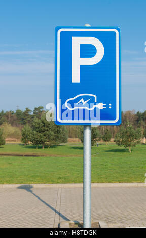 blaue Zeichen für Elektro-Autos parken Stockfoto