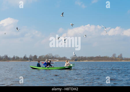 GIETHOORN, Niederlande - 3. April 2016: Unbekannte Menschen genießen ihre Bootfahren Reise rund um Giethoorn, auch als das Venedig von t Stockfoto