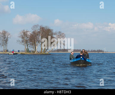 GIETHOORN, Niederlande - 3. April 2016: Unbekannte Menschen genießen ihre Bootfahren Reise rund um Giethoorn, auch als das Venedig von t Stockfoto