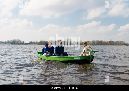 GIETHOORN, Niederlande - 3. April 2016: Unbekannte Menschen genießen ihre Bootfahren Reise rund um Giethoorn, auch als das Venedig von t Stockfoto