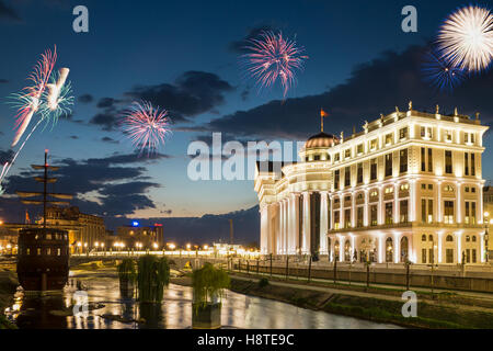 Feuerwerk über Skopje. New Years Eve in Mazedonien Stockfoto