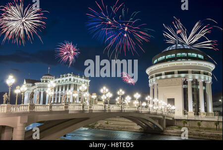 Feuerwerk über Skopje. New Years Eve in Mazedonien Stockfoto