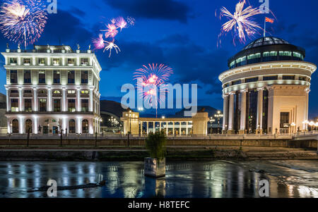 Feuerwerk über Skopje. New Years Eve in Mazedonien Stockfoto