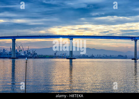 Coronado Bridge, San Diego Bay, Wolken. Coronado, Kalifornien, USA. Stockfoto