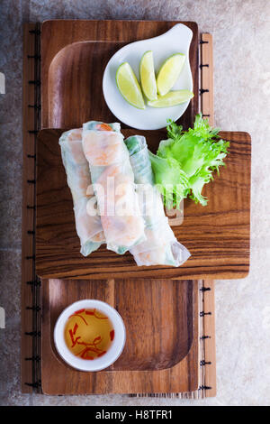 Vietnamesische Reispapier rollt mit Garnelen und Gemüse. Stockfoto