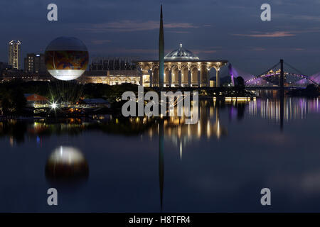 Kuala Lumpur, Malaysia. 15. November 2016. Abenddämmerung Blick auf Tuanku Mizan Zainal Abidin-Moschee und Millenium Monument in Putrajaya, Stockfoto