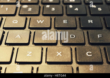 Linken Seite der Insel gestaltete Notebooks Tastatur. In geschlossenen Abstand mit einzelnen Beleuchtungstechnik erschossen. Stockfoto